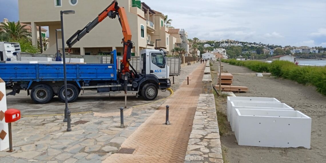 Nuevas plataformas para las duchas de playas en Casares