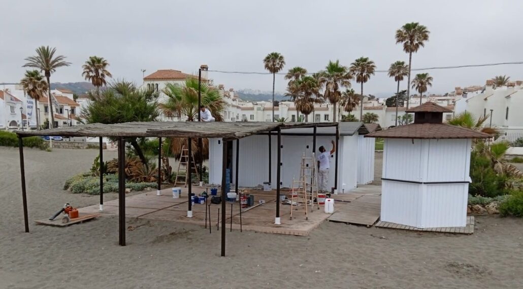 Las playas de Casares se preparan para la temporada estival