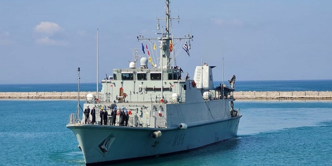 El cazaminas de la Armada ‘Tajo’ visita el puerto de Málaga