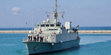 El cazaminas de la Armada ‘Tajo’ visita el puerto de Málaga