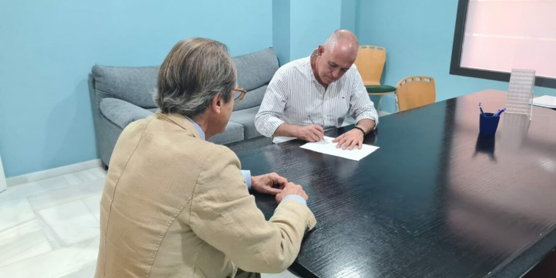 Mario Jiménez firma ante notario seis compromisos con Manilva, que llevará a cabo si gana las elecciones de mayo