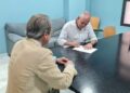 Mario Jiménez firma ante notario seis compromisos con Manilva, que llevará a cabo si gana las elecciones de mayo