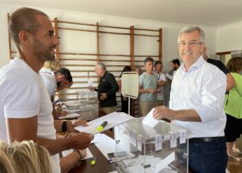 García Urbano reedita mayoría absoluta perdiendo cuatro concejales y 2.383 votos