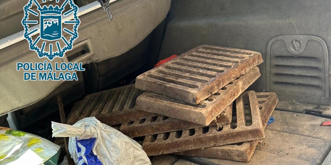 Dos detenidos tras ser sorprendidos al robar rejillas de hierro de alcantarillado