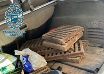 Dos detenidos tras ser sorprendidos al robar rejillas de hierro de alcantarillado