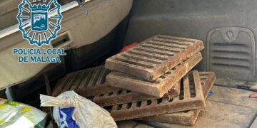 Dos detenidos tras ser sorprendidos al robar rejillas de hierro de alcantarillado