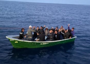 Rescatados 17 migrantes magrebíes en una patera a 34 millas al sureste de Málaga