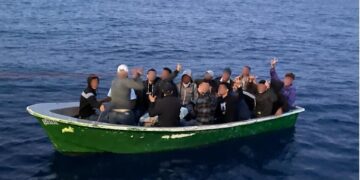 Rescatados 17 migrantes magrebíes en una patera a 34 millas al sureste de Málaga