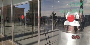 Acusada por engañar y pedirle dinero a una mujer tras hacerse pasar por un hombre en una red social