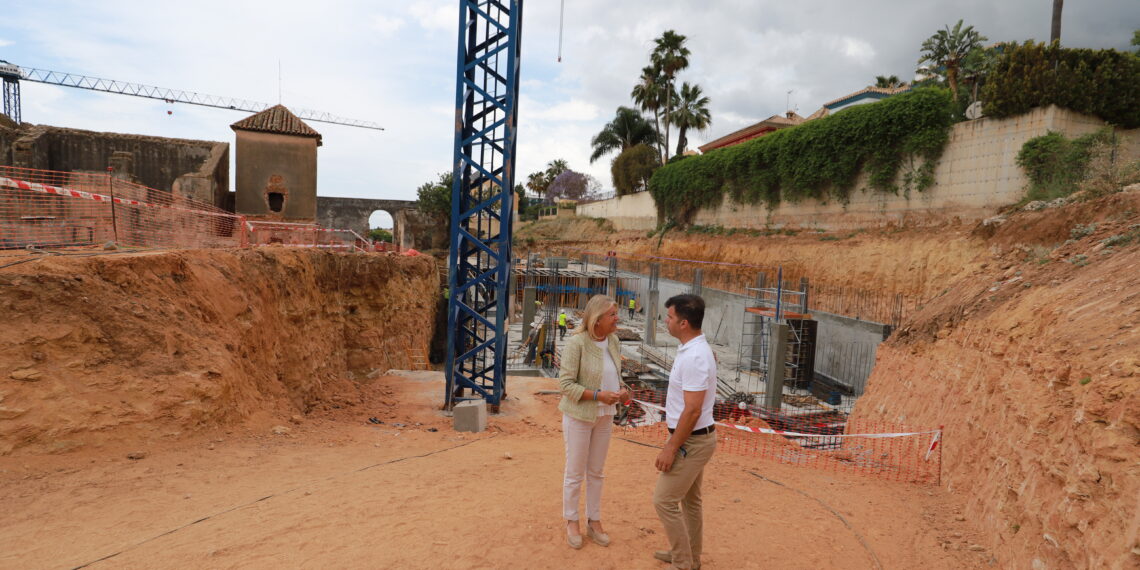 Ángeles Muñoz visita las obras de la primera residencia pública para este colectivo en Marbella