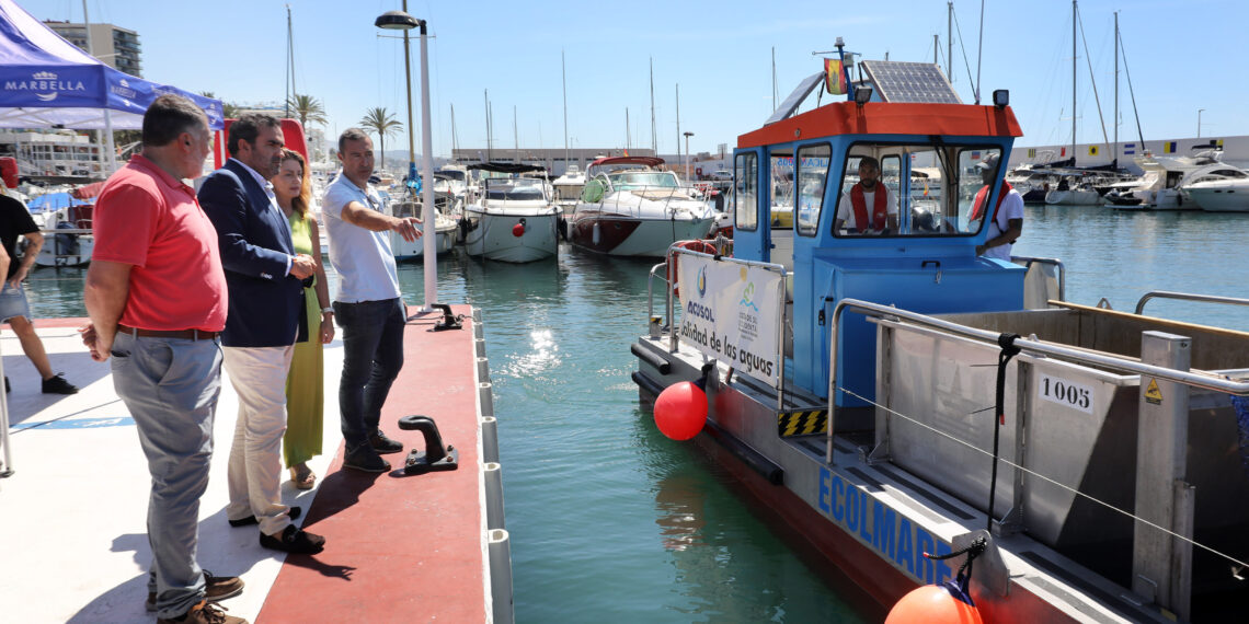 Marbella dispone este verano de tres embarcaciones para garantizar la limpieza del litoral