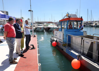 Marbella dispone este verano de tres embarcaciones para garantizar la limpieza del litoral