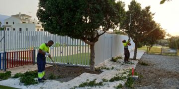 Mejora y mantenimiento en los Jardines del Rosario y zonas verdes de Casares Costa