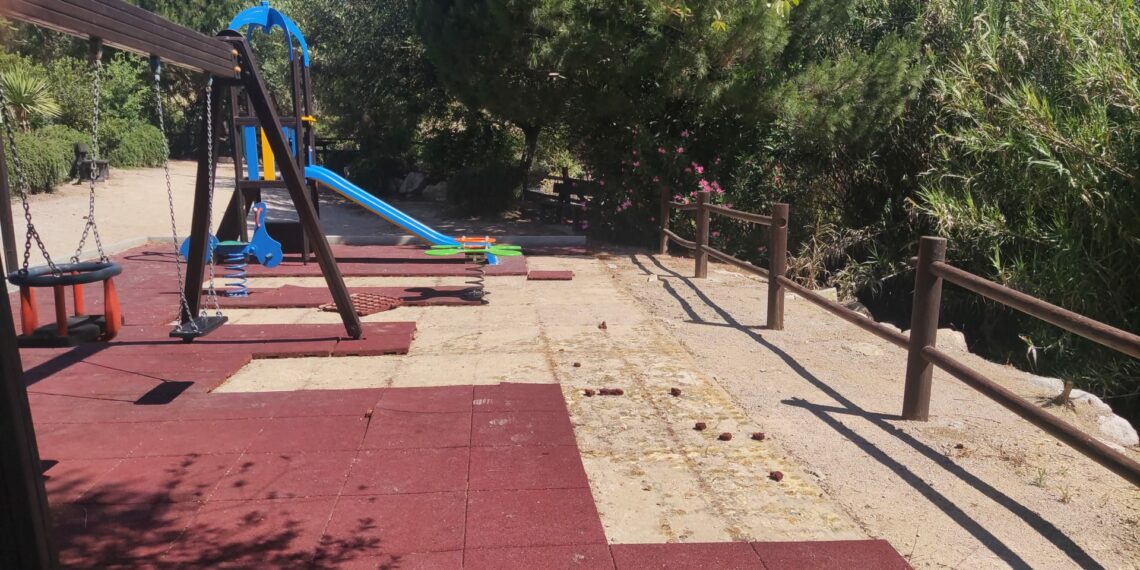 Quitan las losetas de caucho del parque de la Peñuela de Manilva