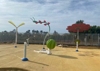 El parque de agua de Casares Costa se completa con el vallado y abrirá al finalizar la instalación del césped