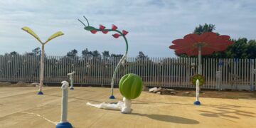 El parque de agua de Casares Costa se completa con el vallado y abrirá al finalizar la instalación del césped