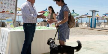 Continúa la campaña de concienciación en materia de limpieza en Manilva