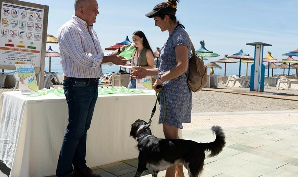 Continúa la campaña de concienciación en materia de limpieza en Manilva