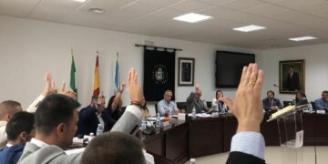 IU comunica la baja automática de los concejales de Manilva tras apoyar junto con Vox la investidura de PP