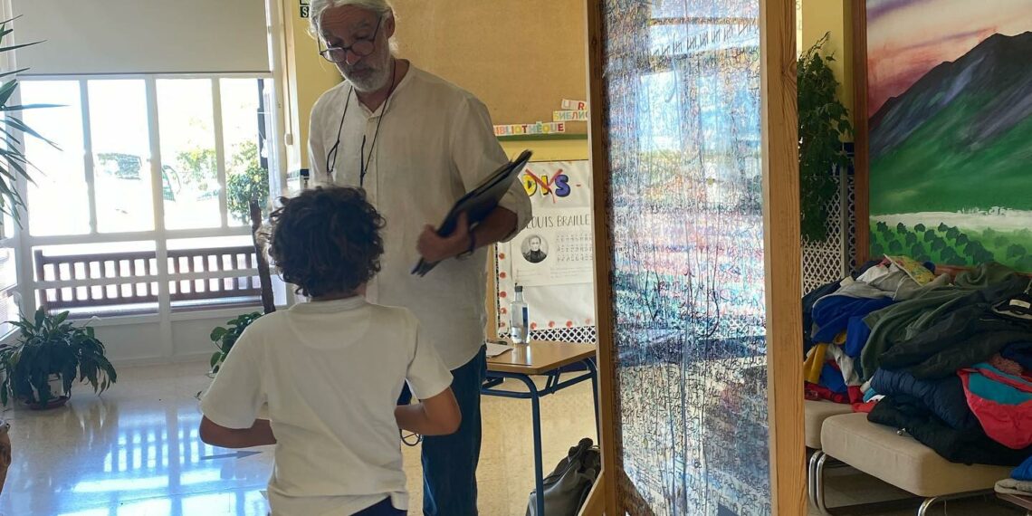 El artista casareño Antonio Gil Pérez dona una obra de arte al colegio Blas Infante