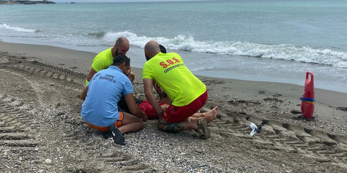 Socorristas de Casares realizan un simulacro de rescate en el mar