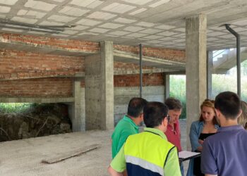 El Ayuntamiento y Obrasport S.L preparan el inicio de la construcción de la guardería de Casares Costa