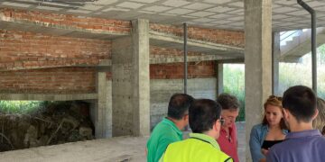 El Ayuntamiento y Obrasport S.L preparan el inicio de la construcción de la guardería de Casares Costa