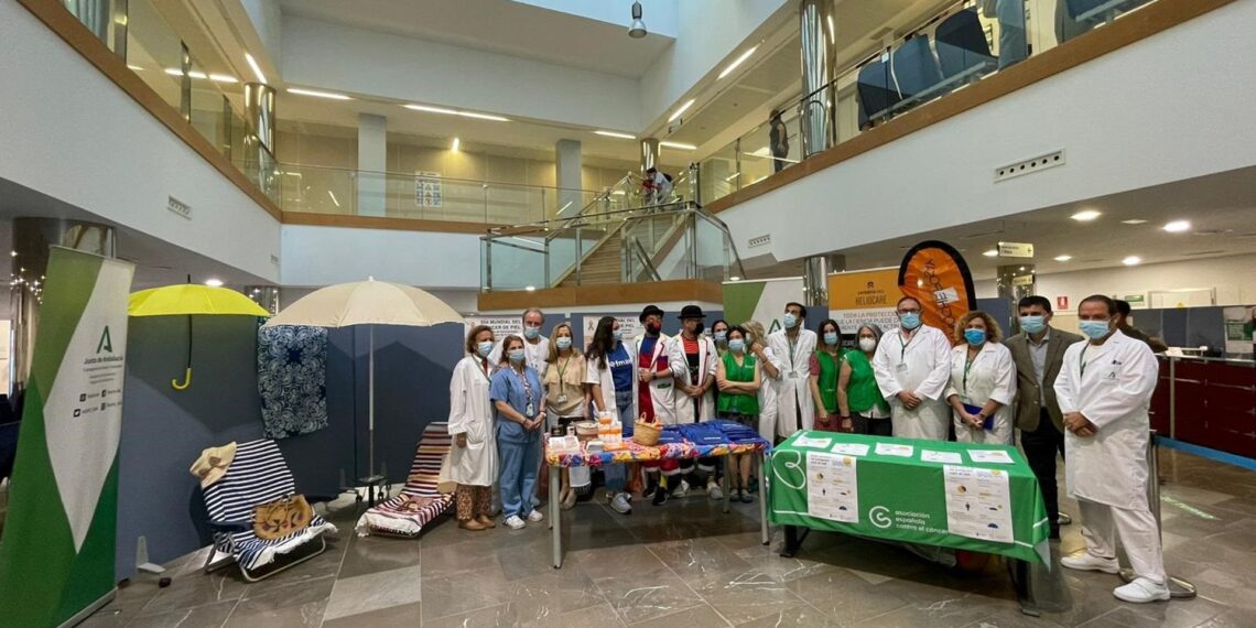 Profesionales, pacientes y asociaciones se suman en el Clínico a la campaña de prevención del cáncer de piel