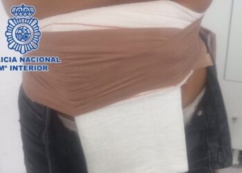 Detenida una mujer que portaba adosado a su cuerpo un kilogramo de cocaína