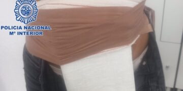 Detenida una mujer que portaba adosado a su cuerpo un kilogramo de cocaína