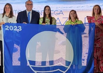 La bandera azul de Manilva ya está en la playa de Sabinillas