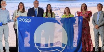 La bandera azul de Manilva ya está en la playa de Sabinillas