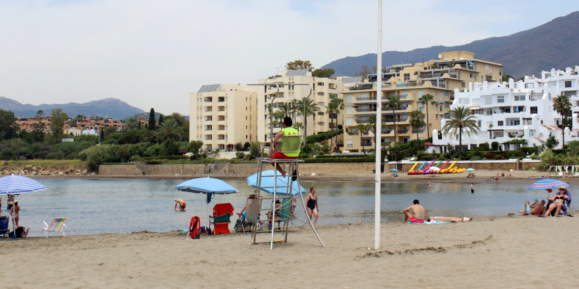 El Ayuntamiento pondrá en marcha mañana el servicio de salvamento y de baños asistidos en las playas de Estepona