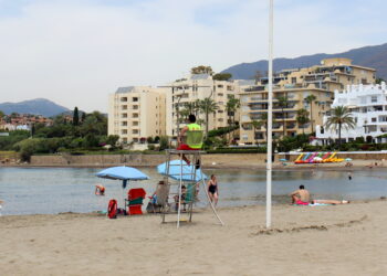 El Ayuntamiento pondrá en marcha mañana el servicio de salvamento y de baños asistidos en las playas de Estepona