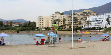 El Ayuntamiento pondrá en marcha mañana el servicio de salvamento y de baños asistidos en las playas de Estepona