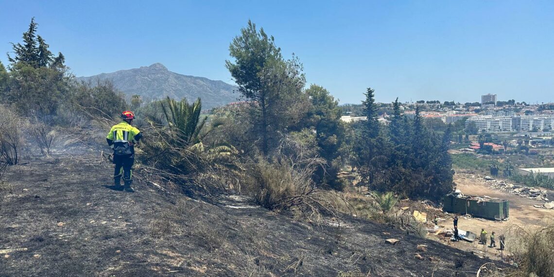 Bomberos extinguen un incendio junto al polígono industrial de San Pedro