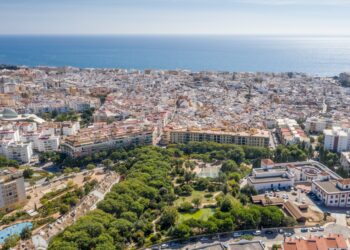 Estepona construirá una desaladora para garantizar el abastecimiento de agua ante la sequía