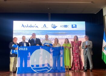 Casares ha recibido esta mañana la Bandera Azul que volverá a ondear este verano en Playa Ancha