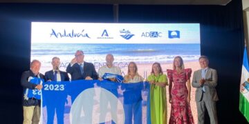 Casares ha recibido esta mañana la Bandera Azul que volverá a ondear este verano en Playa Ancha