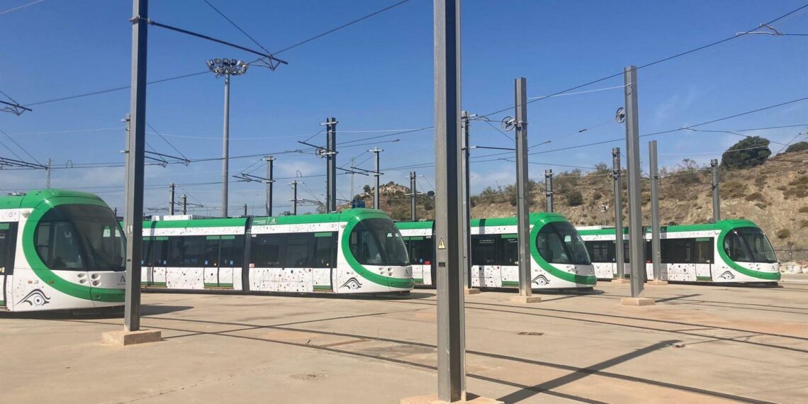 Varias personas resultan heridas en la colisión de un vehículo con el metro de Málaga