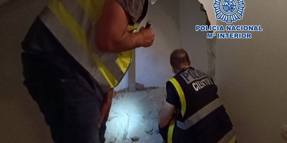 El cajón de madera donde se halló el cadáver emparedado en Torremolinos estaba repleto de cal