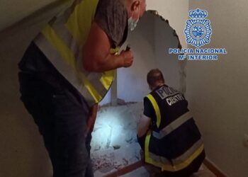 El cajón de madera donde se halló el cadáver emparedado en Torremolinos estaba repleto de cal