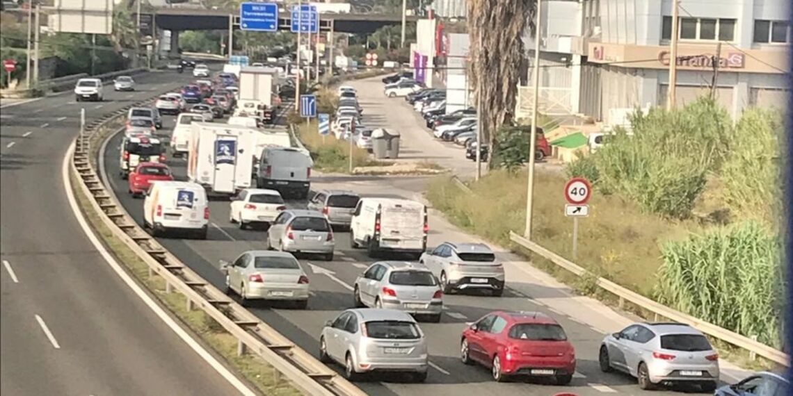 El incendio de un camión en la A-7 en Torremolinos obliga al cierre de carriles y provoca retenciones