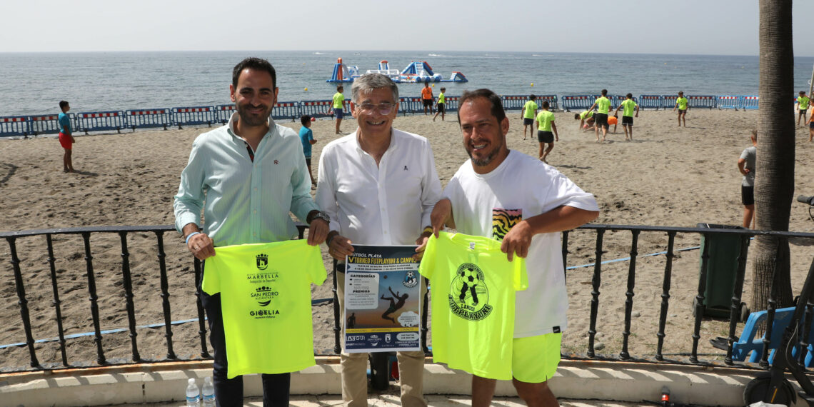 El III Campus de Fútbol Playa FUTPLAYUNI congrega durante el mes de julio a 300 niños