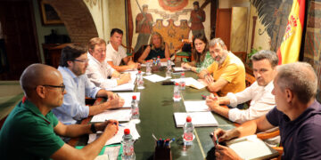 Marbella reducirá en un 20 por ciento el uso del agua en baldeos y riegos de espacios verdes públicos