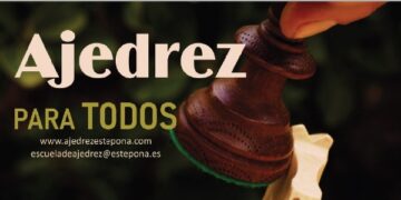 En Estepona organizan partidas de ajedrez en los tableros gigantes del Paseo Marítimo durante todo el verano