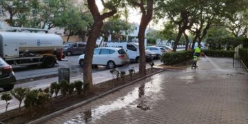 Benalmádena reduce un 35% el agua de baldeo y modificará los pulsadores de las duchas en las playas