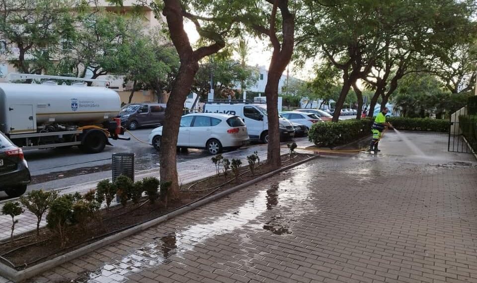 Benalmádena reduce un 35% el agua de baldeo y modificará los pulsadores de las duchas en las playas