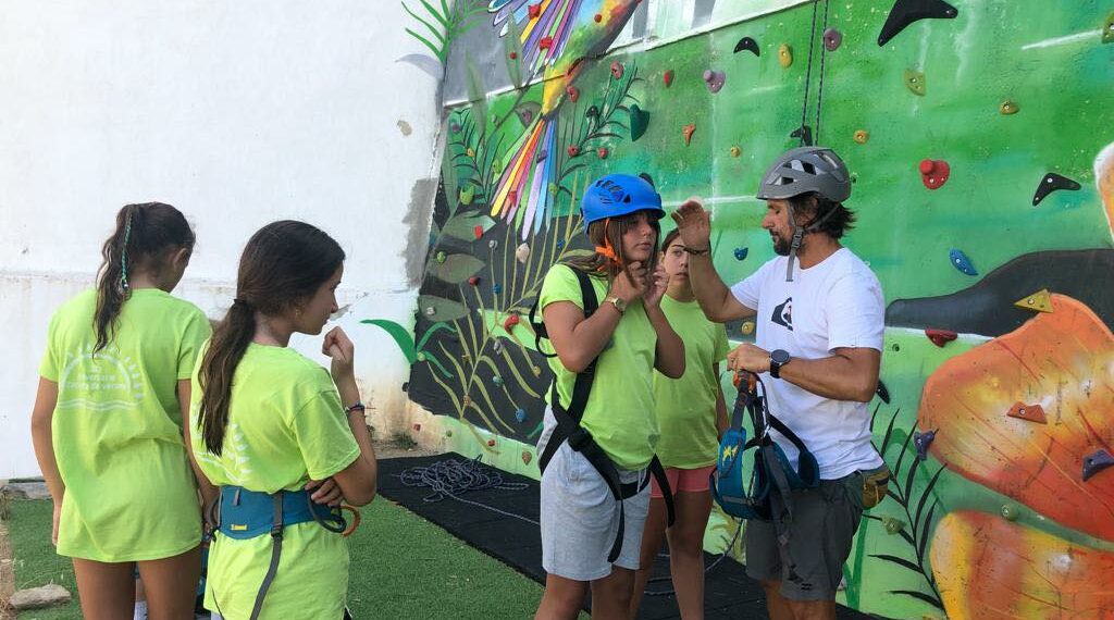 Alumnos de la Escuela de Verano de Secadero disfrutan el Rocódromo municipal de Casares