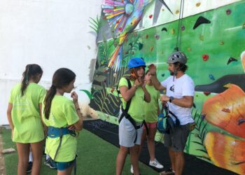 Alumnos de la Escuela de Verano de Secadero disfrutan el Rocódromo municipal de Casares